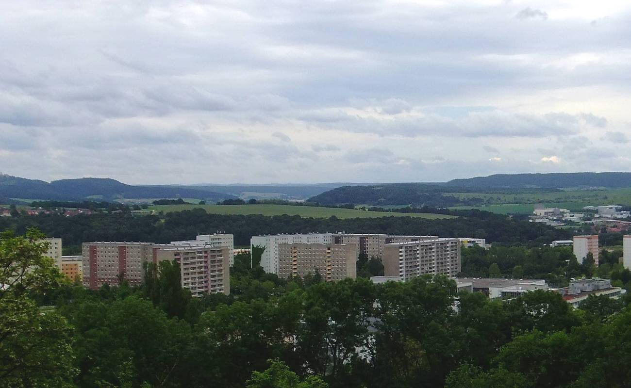 Der Blick auf die Stadt wird durch Plattenbauten geprägt