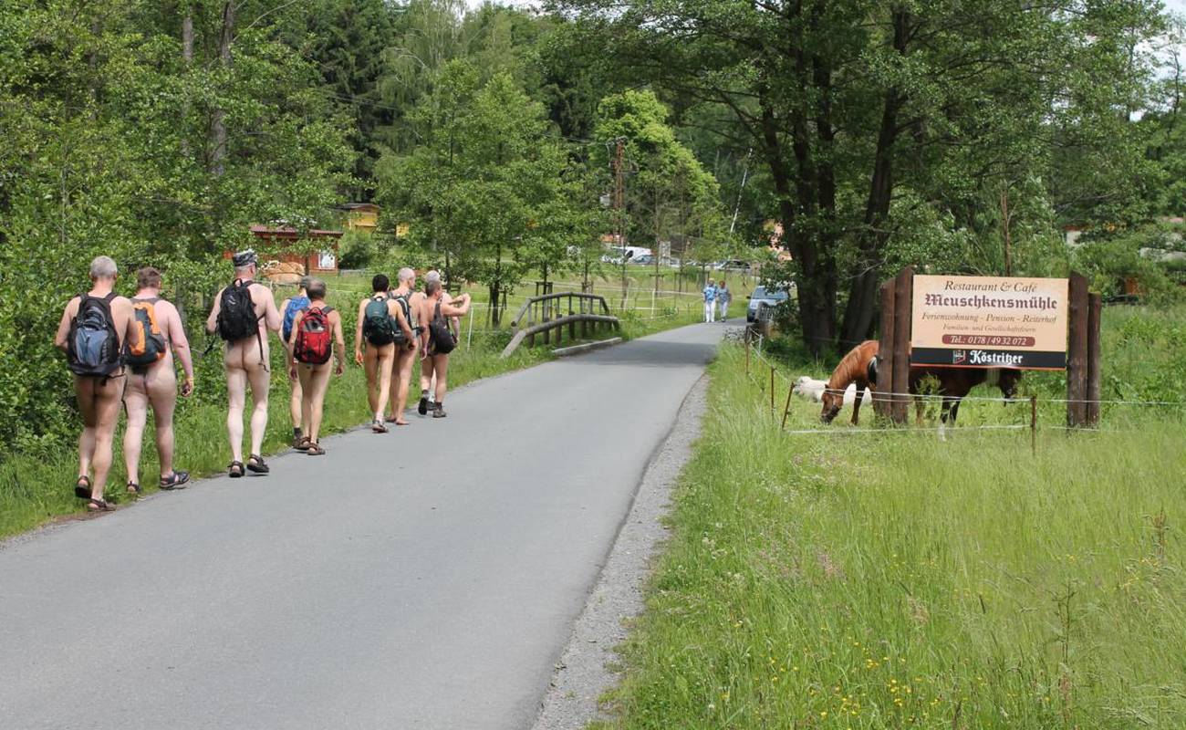 Platz für den Gegenverkehr: Auf dem Weg zur Meuschkensmühle hält man sich am Straßenrand <i>Foto: Andreas</i>