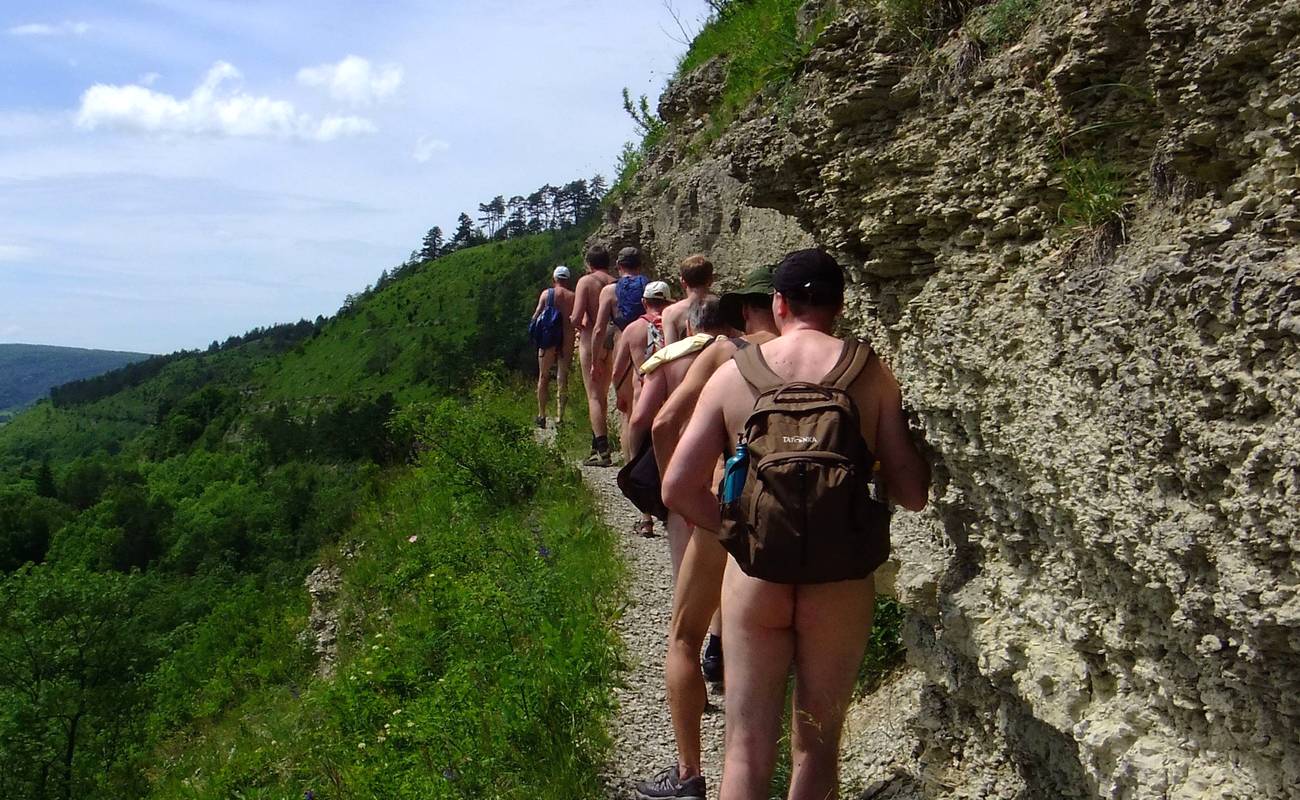 Der Weg wird begrenzt durch eine steile Wand nach oben und einen nicht viel weniger steilen Abhang nach unten