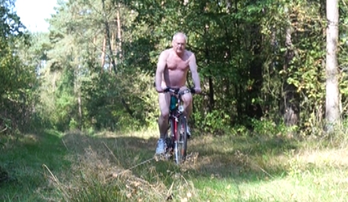 Nacktradeln in der Heide
