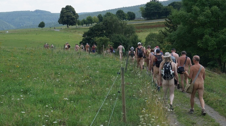 Wanderung durch offene Landschaft vor Meura