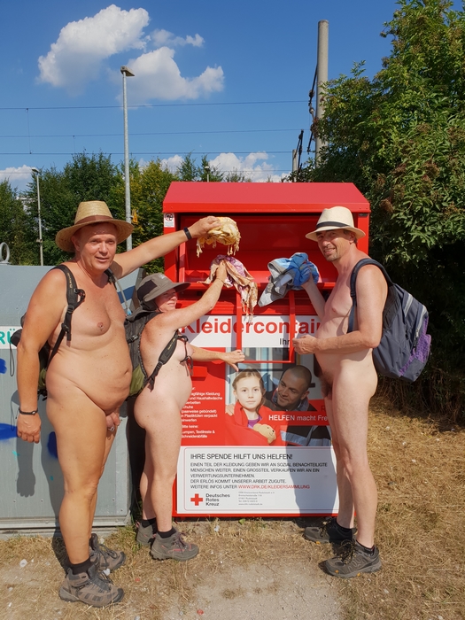 Jul 24: Naturisten spenden ihre Kleider - ein gutes Werk
