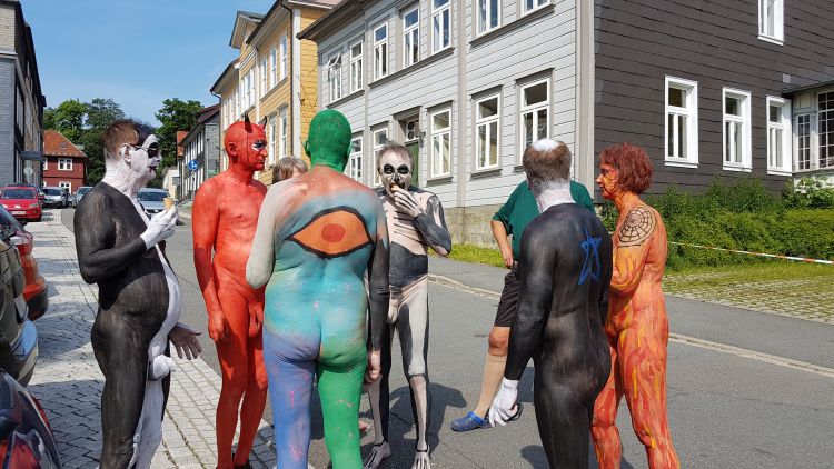 Harzer Naturistentage: Kunst-Träger in bunter Runde