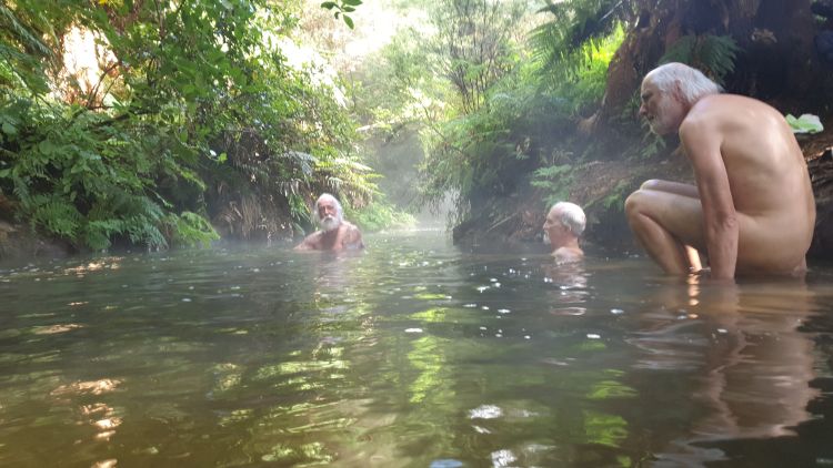 Mutter Natur produziert fortlaufend angenehm temperiertes Badewasser …