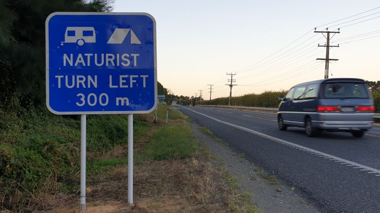 Interessiert, das naturistische Leben kennenzulernen? Dann bitte hier abbiegen.