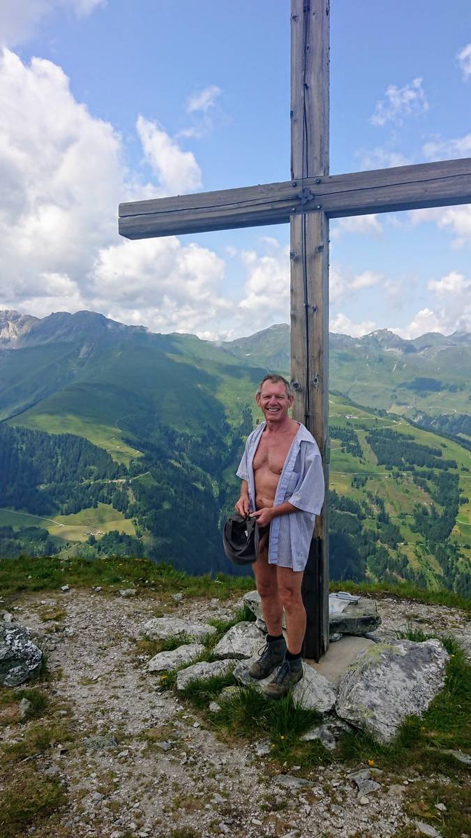 Vom Gipfelkreuz hat man einen guten Rundblick - auch ohne hinauf zu klettern