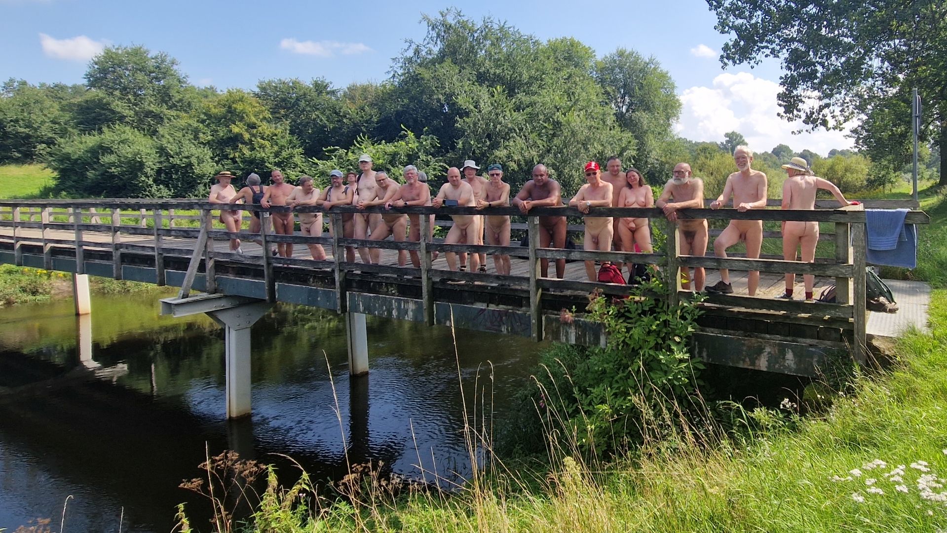 Brücken bauen (So 1/8)<br>
    <i>Hinweis: Solche Fotos werden angekündigt, und jeder kann entscheiden, ob er/sie mit auf das Foto möchte oder nicht.</i>