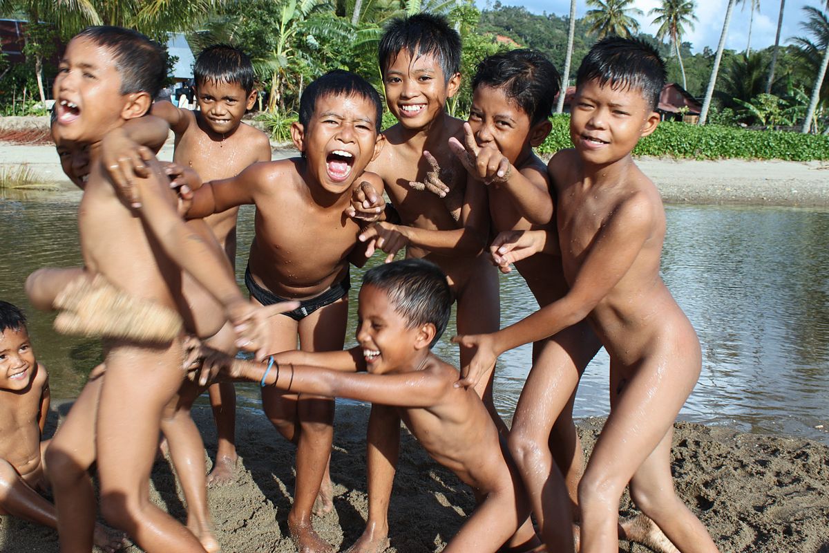 Eine Gruppe Jungs beim Baden Eine Gruppe Jungs beim Baden