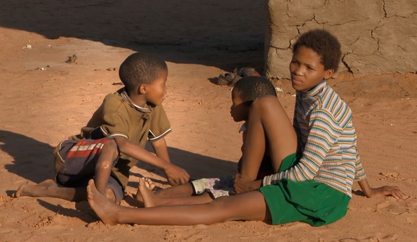Kinder eines Stamms der Buschmänner in Namibia. Man trägt Shorts und T-Shirts Kinder eines Stamms der Buschmänner in Namibia. Man trägt Shorts und T-Shirts