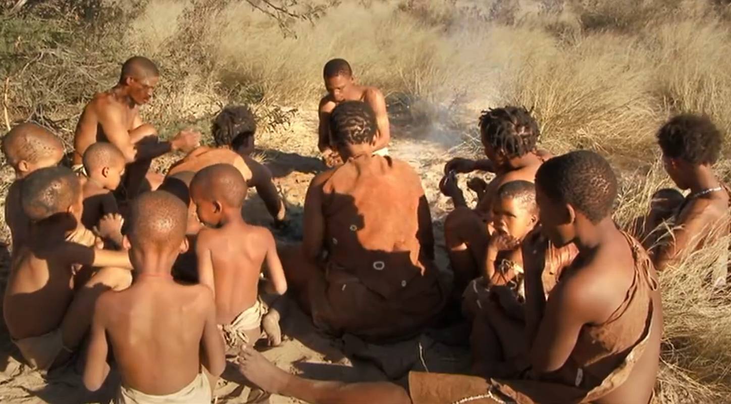 Die Touristen begleiten die Buschmänner auf ihrem traditionellen Jagdgang, und nach erfolgreicher Jagd wird das Wild am Lagerfeuer gebraten. Die Touristen begleiten die Buschmänner auf ihrem traditionellen Jagdgang, und nach erfolgreicher Jagd wird das Wild am Lagerfeuer gebraten.