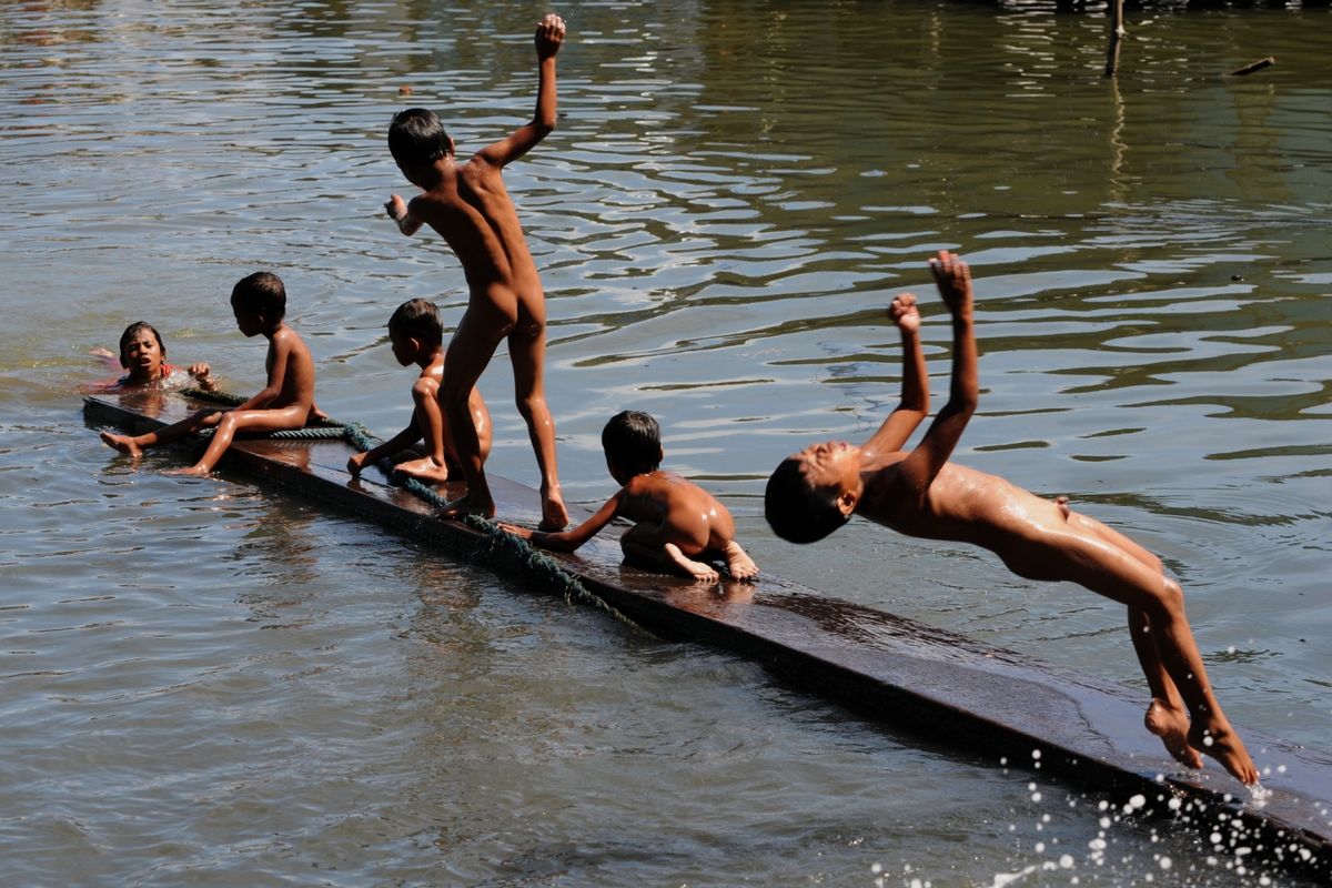 Auf schmalem Steg balancieren, sitzen, hocken oder rückwärts ins Wasser springen Badespaß: Auf schmalem Steg balancieren, sitzen, hocken oder rückwärts ins Wasser springen