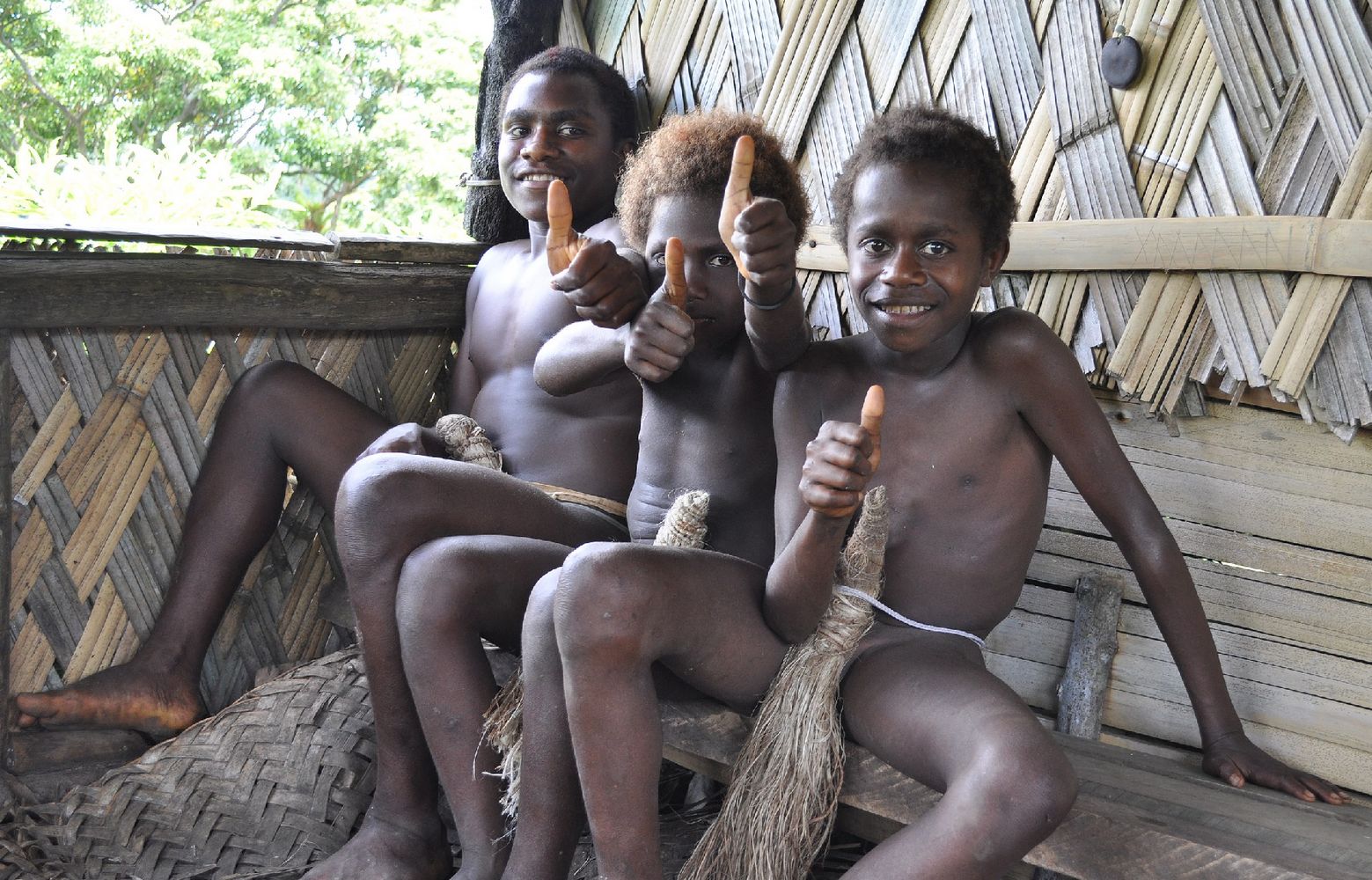Drei Jungs mit Daumen hoch. Foto: Yblieb. Creative Commons via wikimedia