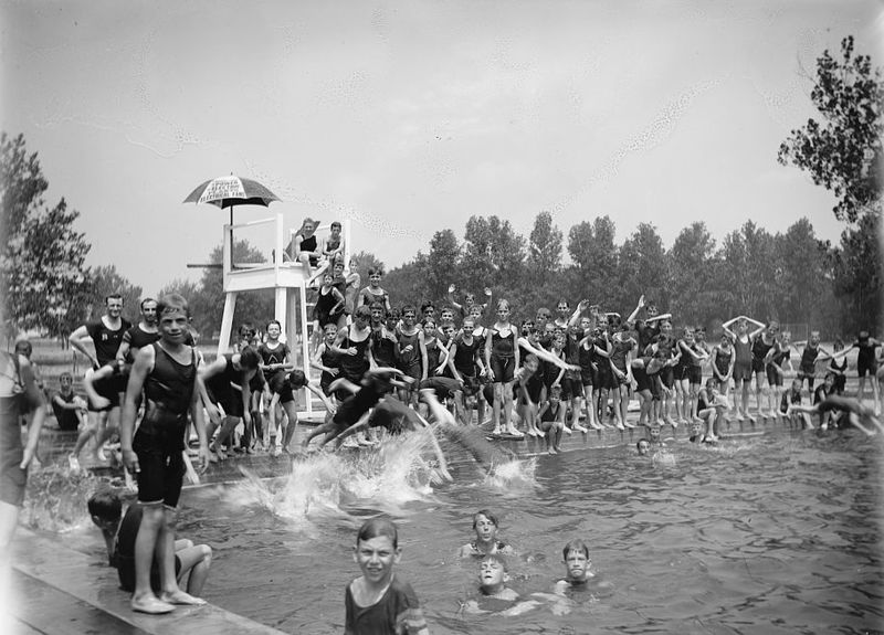 Badepool bei Washington D.C. um 1920 - Die damalige Bademode war schon recht beinfrei, aber immer noch stark textilbetont Badepool bei Washington D.C. um 1920 - Die damalige Bademode war schon recht beinfrei, aber immer noch stark textilbetont