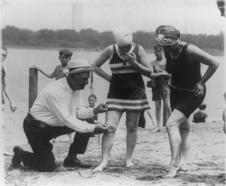 Frivole Bademode im Bad bei Washington um 1920 - Mit einem Maßband wurde kontrolliert, ob die Damen zu viel Bein zeigten Frivole Bademode im Bad bei Washington um 1920 - Mit einem Maßband wurde kontrolliert, ob die Damen zu viel Bein zeigten