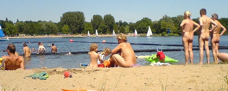 FKK am Unterbacher See - nur eine Hecke trennt Textil- und FKK-Bereich. Foto: Thryduulf, Creative Commons