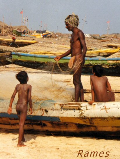Indischer Fischer mit Lendenschnur und Schurz. Einer seiner Söhne trägt auch eine Lendenschnur, der zweite kommt ohne alles aus (Foto um 1990). © Rames D. Indischer Fischer mit Lendenschnur und Schurz. Einer seiner Söhne trägt auch eine Lendenschnur, der zweite kommt ohne alles aus (Foto um 1990). © Rames D.