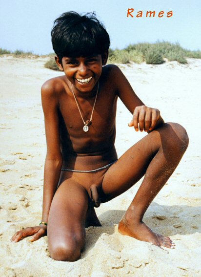Indischer Junge mit Lendenschnur. Am Halsband trägt er zusätzlich ein Medaillon-ähnliches Schmuckstück. (Foto um 1990) © Rames D. Indischer Junge mit Lendenschnur. Am Halsband trägt er zusätzlich ein Medaillon-ähnliches Schmuckstück. (Foto um 1990) © Rames D.