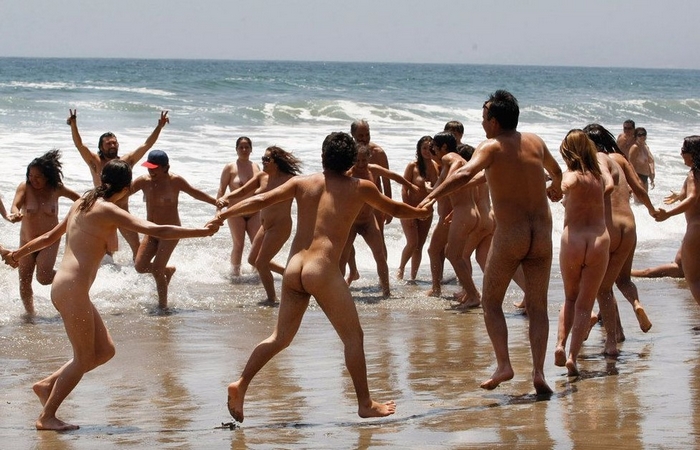 Nackt am Strand. Quelle: Usenet