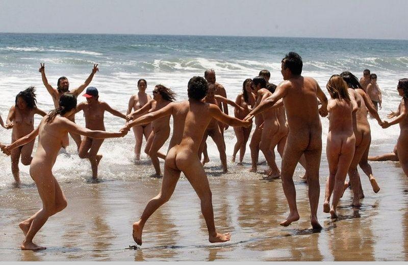 18(18) Gruppengymnastik und Tanz am Strand - gemeinsame Freude im Takt