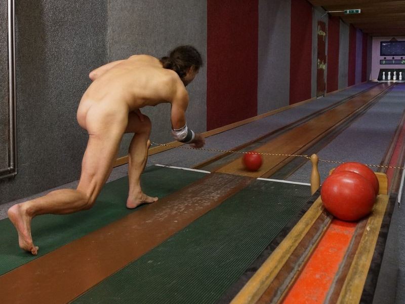 12(18) In den kalten Monaten locken die Nacktkegel-Termine Naturisten an.